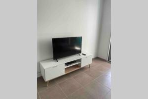 uma sala de estar com uma televisão de ecrã plano num armário branco em New appartement with 2 bedrooms in a new building em Cagnes-sur-Mer