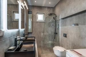 un baño con lavabo y ducha en Achlia Beach Villa 2, en Achlia 13 fotos más