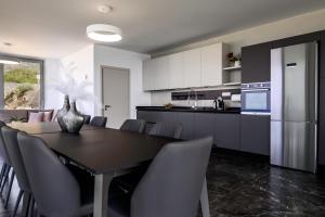 uma cozinha e sala de jantar com mesa e cadeiras em Achlia Beach Villa 2 em Achlia