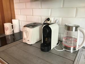 einen Toaster und einen Toaster auf einer Küchentheke in der Unterkunft appartement style chalet centre Barcelonnette in Barcelonnette