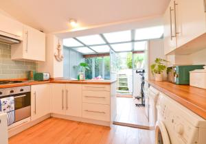 A kitchen or kitchenette at Candlelight Cottage 