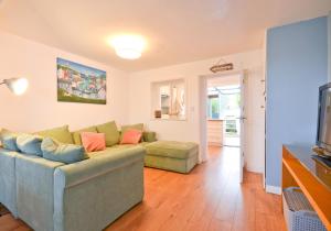 A seating area at Candlelight Cottage 