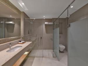 A bathroom at Steigenberger Resort Ras Soma