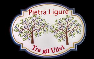 een bord voor een pizza bibliotheek met bomen erop bij Tra Gli Ulivi in Pietra Ligure