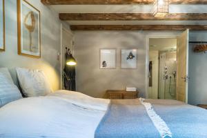 Tempat tidur dalam kamar di B&B Amsterdam Amstel Apartment