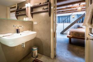 En eller flere senge i et værelse på B&B Amsterdam Amstel Apartment + 19 billeder