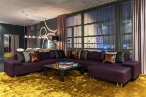 un soggiorno con divani viola e tavolo di Quality Hotel Globe a Stoccolma