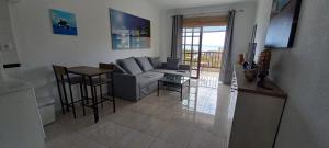 sala de estar con sofá y mesa en Balcon del Mar, en Costa del Silencio