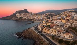 z góry widok na miasto na wzgórzu nad oceanem w obiekcie La terra del benessere w mieście Castelsardo