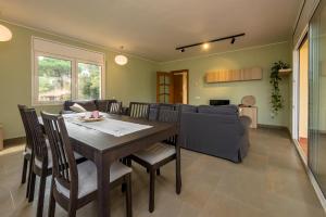 a dining room with a table and a couch at RB-5 RESIDENCIAL BEGUR 6 PaX in Begur