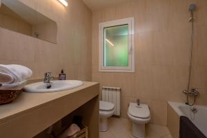 Kúpeľňa v ubytovaní RB-5 RESIDENCIAL BEGUR 6 PaX + 13 fotografií