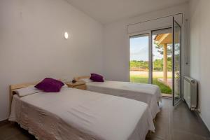 Posteľ alebo postele v izbe v ubytovaní RB-5 RESIDENCIAL BEGUR 6 PaX