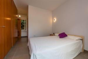Posteľ alebo postele v izbe v ubytovaní RB-5 RESIDENCIAL BEGUR 6 PaX
