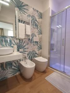 een badkamer met een toilet, een wastafel en een douche bij B&B LE MUSE in Barletta