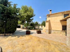 Chalet en Librilla في مورسية: منزل به ممر من الطوب بجوار مبنى