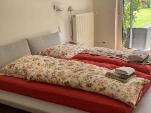 2 Betten mit Decken in einem Zimmer in der Unterkunft Villa Starnberger See in Pöcking