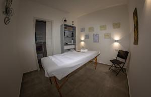 pokój z łóżkiem i krzesłem w obiekcie La terra del benessere w mieście Castelsardo