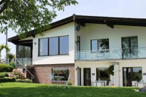 a house with a balcony on the side of it at Ferienwohnungen Eifelblick in Lutzerath