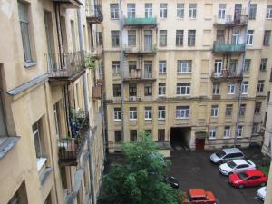 vistas a un aparcamiento frente a los edificios en Old Flat Apartments on Belinskogo, en San Petersburgo