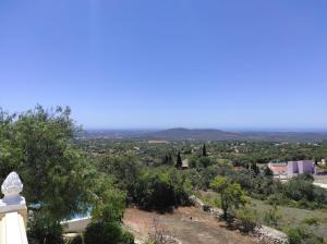 - une vue depuis le sommet d'une colline plantée d'arbres dans l'établissement Loulé - Poço Geraldo, à Loulé