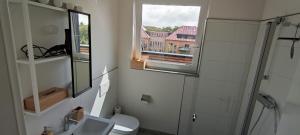 Bilik mandi di Wohnen am Südstrand - Ferienwohnung 2 4 +231 gambar