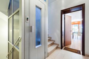 korytarz z drzwiami prowadzącymi do jadalni w obiekcie Venice Lido Wonderful Apartment with Terrace w Lido di Venezia