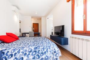 Telewizja i/lub zestaw kina domowego w obiekcie Venice Lido Wonderful Apartment with Terrace