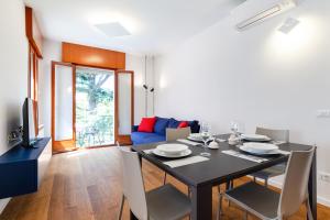 jadalnia z czarnym stołem i krzesłami w obiekcie Venice Lido Wonderful Apartment with Terrace w Lido di Venezia
