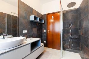 łazienka z umywalką i prysznicem w obiekcie Venice Lido Wonderful Apartment with Terrace w Lido di Venezia +17 zdjęć