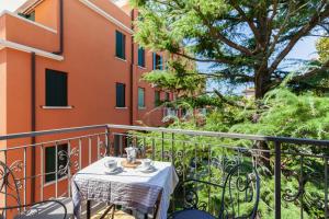 stół na balkonie budynku w obiekcie Venice Lido Wonderful Apartment with Terrace w Lido di Venezia