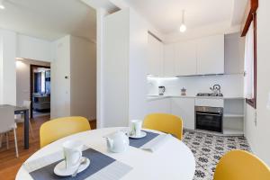 kuchnia i jadalnia z białym stołem i krzesłami w obiekcie Venice Lido Wonderful Apartment with Terrace w Lido di Venezia
