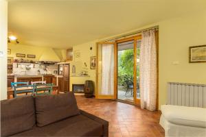 a living room with a couch and a kitchen at Toscana da Sogno a Villa Allegria in Siena