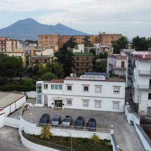Aussicht vom Dach eines Gebäudes in einer Stadt in der Unterkunft Grand Hotel Royal in Pompei