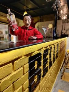 posąg człowieka stojącego przy barze w obiekcie Whoopers hostel Palolem w mieście Palolem