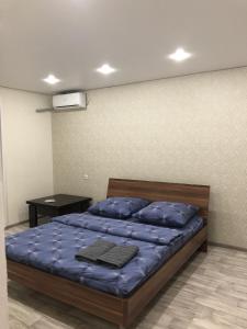 Кровать или кровати в номере Крымская 23. Рядом с выездом из города