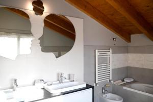 A bathroom at La Casa Della Volpe