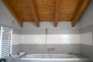 A bathroom at La Casa Della Volpe Még 22 kép