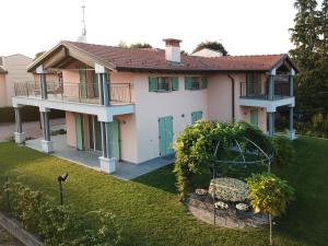 una vista aérea de una casa con patio en La Casa Della Volpe en Vedano Olona