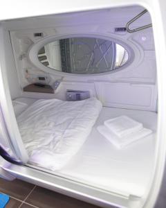 Un pat sau paturi într-o cameră la Капсульный хостел Elisa Space Club