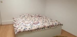 Postel nebo postele na pokoji v ubytování The Historical Family House-Cluj Napoca center