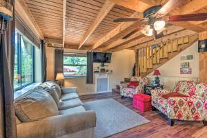 un soggiorno con divano e ventilatore a soffitto di Casa Verde Cabin with Fire Pit 4 Mi to Ski a Cloudcroft