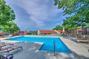 レイク・オザークにある1 Mi to Lake of the Ozarks Condo with Fire Pit!のスイミングプール(椅子2脚、フェンス付)