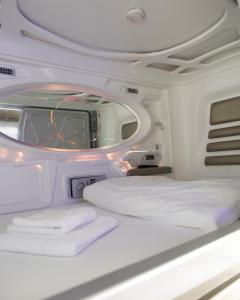 Un pat sau paturi într-o cameră la Капсульный хостел Elisa Space Club