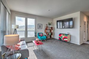ein Wohnzimmer mit einem Sofa und einem TV in der Unterkunft Modern Williams Home 55 Mi to Grand Canyon! in Williams