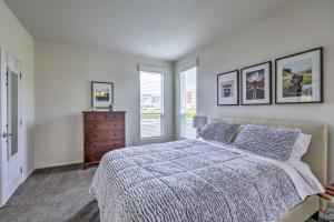 sypialnia z łóżkiem, komodą i oknami w obiekcie Modern Williams Home 55 Mi to Grand Canyon! w mieście Williams
