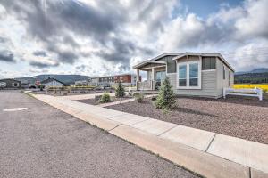 ein kleines Haus am Straßenrand in der Unterkunft Modern Williams Home 55 Mi to Grand Canyon! in Williams