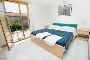 um quarto com uma cama e uma varanda em Villaggio Teodorico em Punta Marina mais 14 fotografias