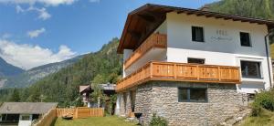 a building with a balcony on the side of it at Haus Fien in Heiligenblut