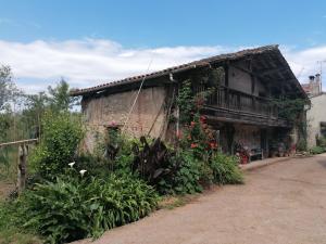 an old building with flowers on the side of it at Casa Neira in La Riera