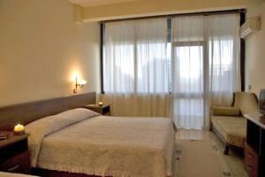 Postel nebo postele na pokoji v ubytování Akropoli Hotel